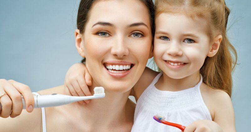 mama z córką myją zęby